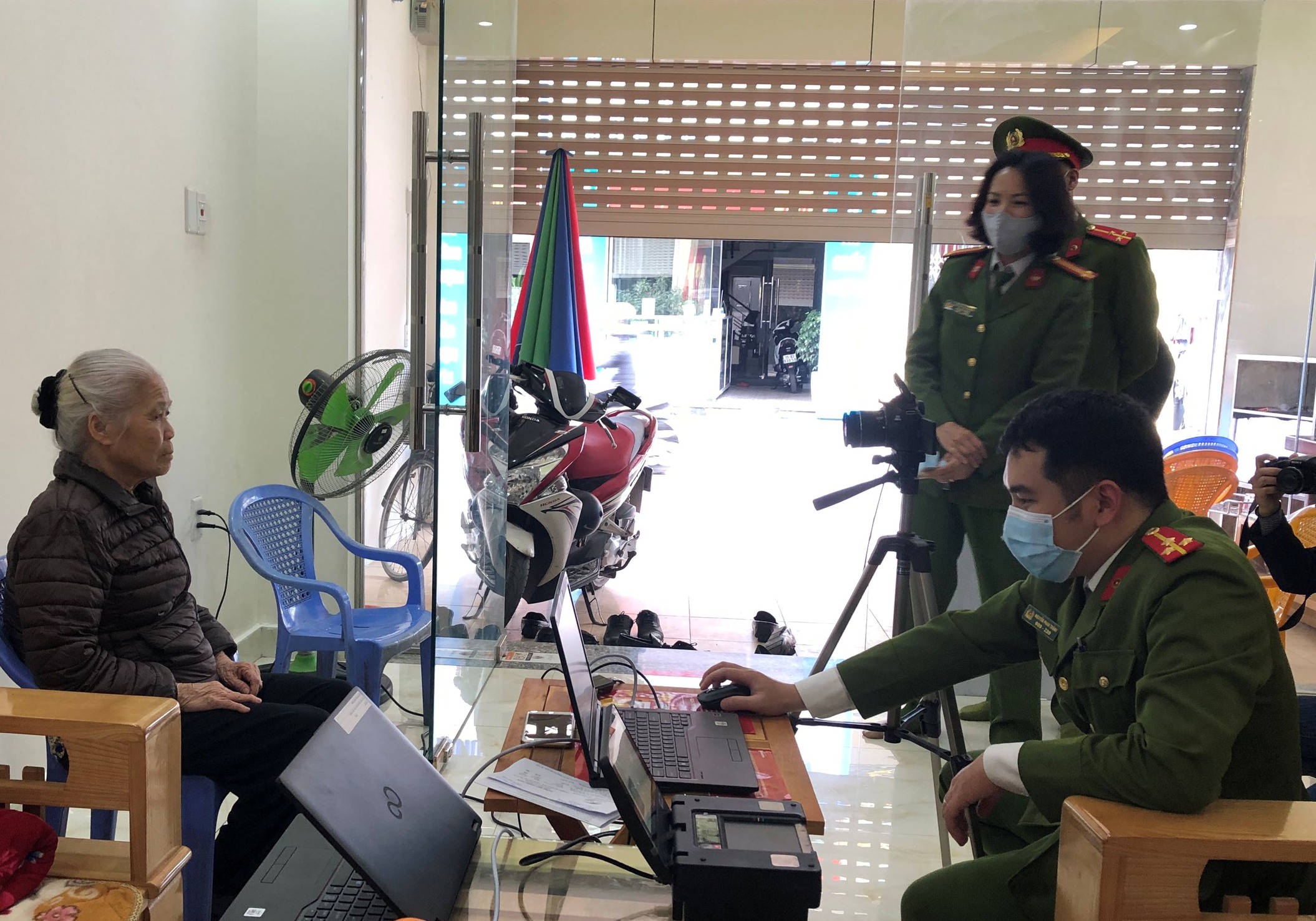 Công an quận Ngô Quyền: Cấp căn cước công dân lưu động cho Bà Mẹ Việt Nam anh hùng